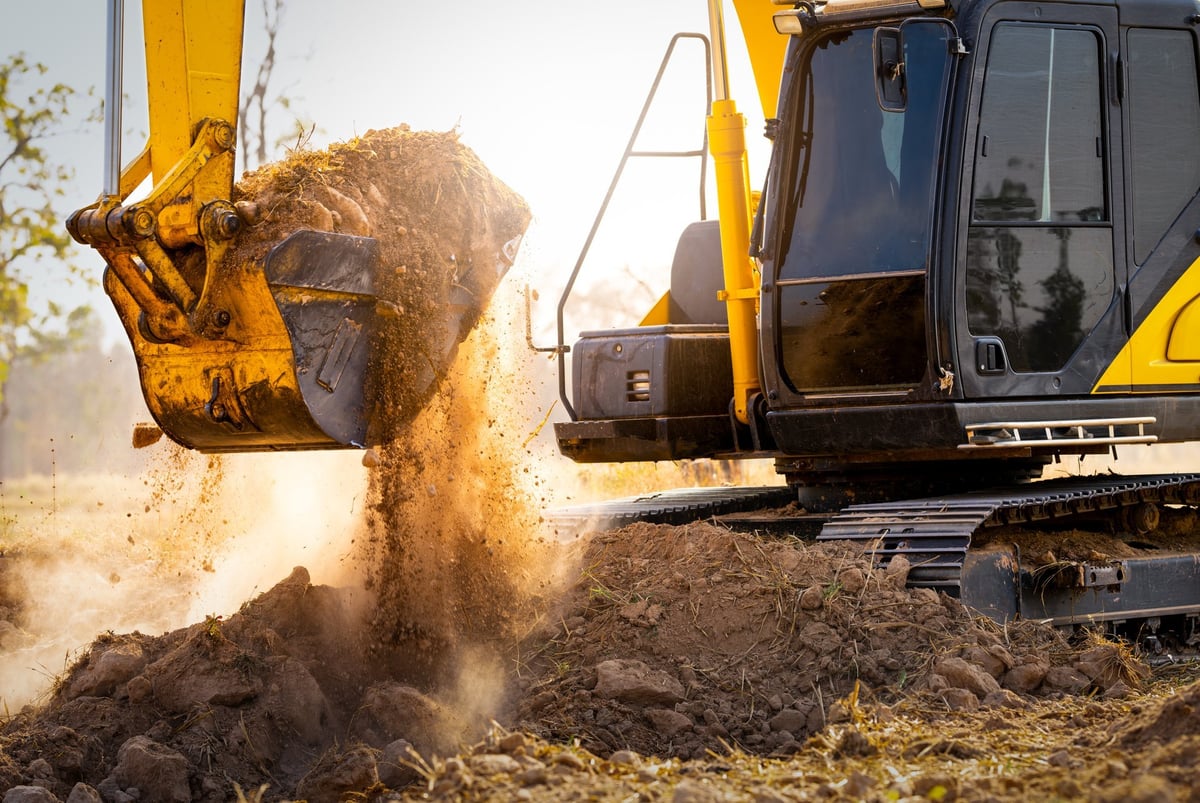 Bagger bei Erdarbeiten auf einer Baustelle